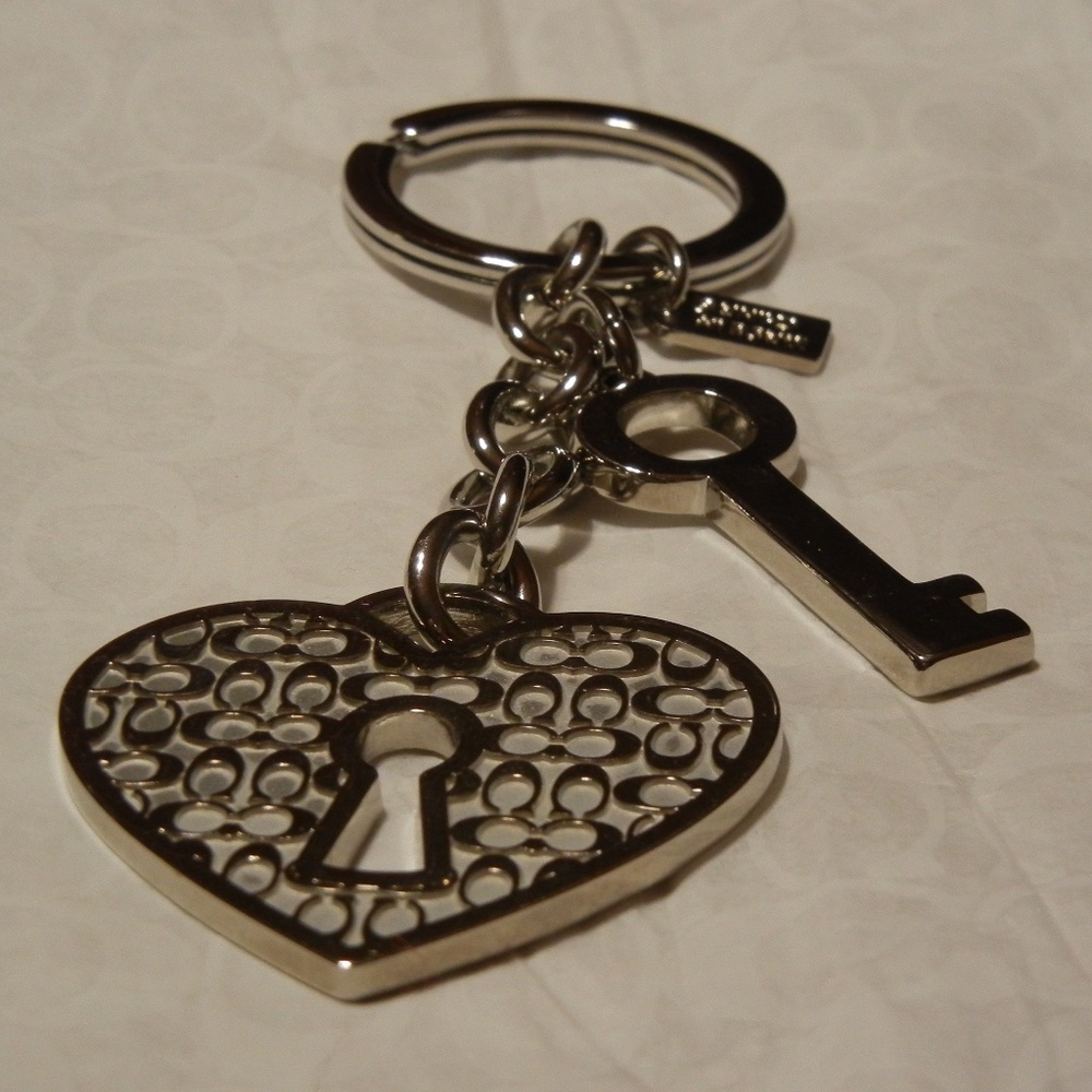 NWOT Coach Miranda Signature Heart & Key Silver Chrome Keychain Key Ring-no bag
